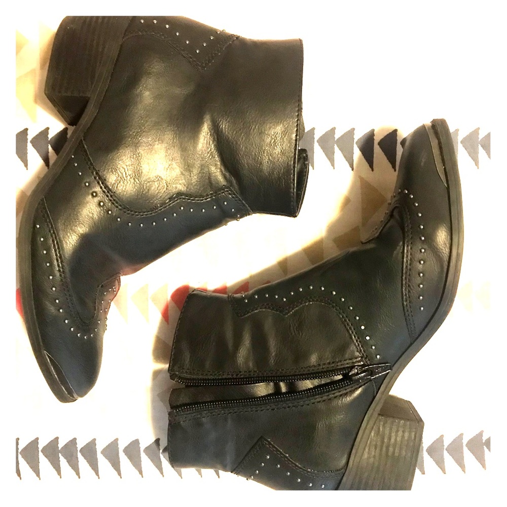 Black ankle boots cowboy-style | Universal Threads